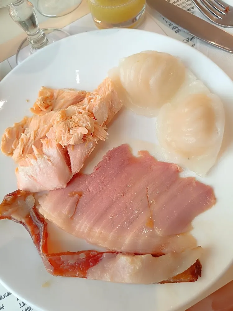 Poisson En Sauce Jambon Braisé Raviole Crevettes